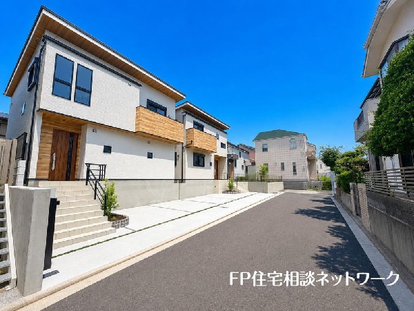 外観:前面道路は車通りの少ない道路。段差もなくお車の出し入れが苦手な方も駐車しやすそうです♪