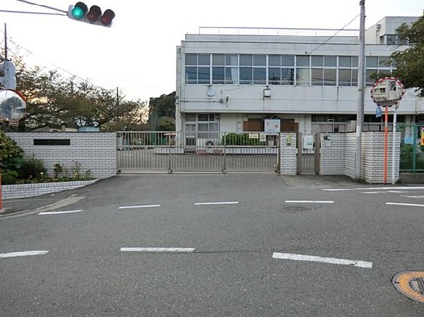 周辺環境:横浜市立瀬ケ崎小学校(横浜市立瀬ケ崎小学校まで1100m)