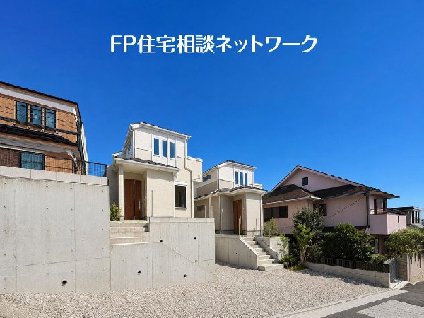 外観:清潔感のあるカラーで爽やかな中にもあたたかみを感じさせるデザイン。青空を背景に凛と立つスタイリッシュな外観が、住まう人に誇りを与えてくれます。