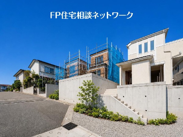 外観:開放感のある現地で、前面道路よりも少し高くなっておりますので、プライベート感も保たれます！高くなっている分、日当りや風通しも良く快適な生活が待っています！
