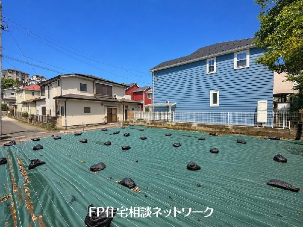 外観:第一種低層住居専用地域の良好な住環境が保たれたエリア。低層の一戸建てを中心とした街並みが整然と続き、周辺は高い建物が建っていないので、採光や開放性に恵まれています♪