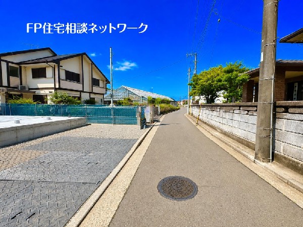 外観:前面道路は閑静な車通りの少ない道路。お車の出し入れが苦手なママや小さなお子様にも安心ですね。駐車スペースも広々しているので楽々駐車できますね！