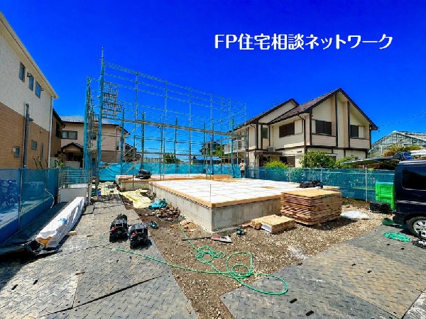 外観:四季を通じて自然と触れ合えるスポットが周辺には盛りだくさん！お散歩やジョギング、週末のご家族での遊びに最適です。目の前に広がる開放感とゆとり、暮らしの夢を育む理想の住まいがここにはあります。