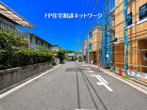 外観:前面道路は、住宅地のため車通りが少なく、静かな環境です。お車の出し入れが苦手なママや小さなお子様にも安心ですね。駐車スペースも広々しているので楽々駐車できますね！