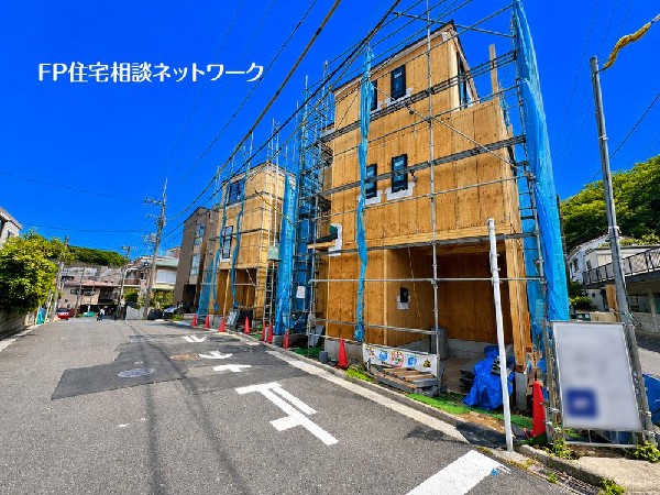 外観:深く豊かな緑と爽快な青い空を感じるまさに横浜に暮らす心地よさを存分に堪能いただける邸宅です。グレードの高い設備仕様が標準装備のデザイン住宅で快適で便利な生活をお送り頂けます。