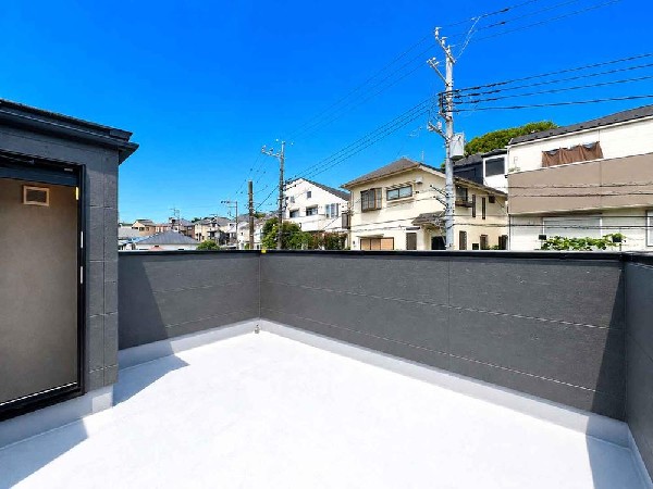 窓枠から切り取られたまるで写真のような澄み切った光景。季節の移り変わりとともに、ゆっくりと愛でる時のありがたみ。