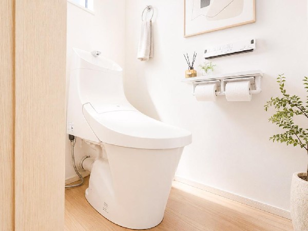 スッキリとしたデザインのトイレは明かり取りの窓からも光が取り込まれ日中は電気を消していてもご使用いただける明るさとなっております。