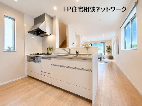家族と会話をしながら料理を楽しめ一体感を感じられるキッチン。（本画像はCGで作成しており、実際に現地に家具はおかれておりません。また価格に家具は含まれておりません。）
