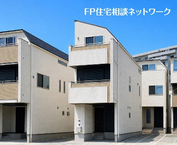 外観:白を基調に2種類のアクセントカラーで個性を演出、爽やかな中にもあたたかみを感じさせるデザイン。青空を背景に凛と立つスタイリッシュな外観が、住まう人に誇りを与えてくれます。