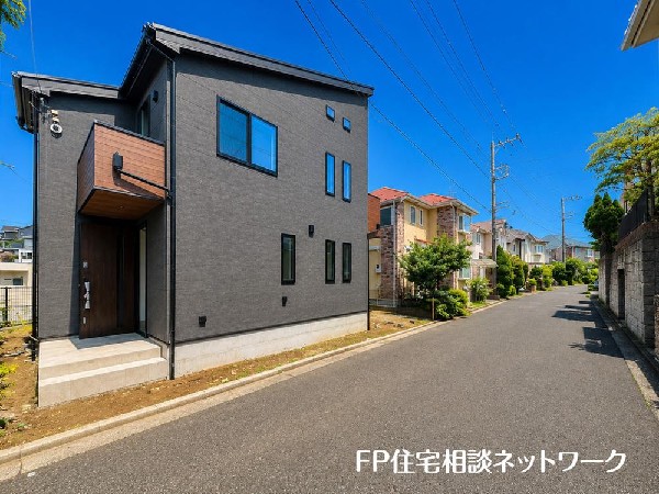 外観:第一種低層住居専用地域の良好な住環境が保たれたエリア。低層の一戸建てを中心とした街並みが整然と続き、周辺は高い建物が建っていないので、採光や開放性に恵まれています♪