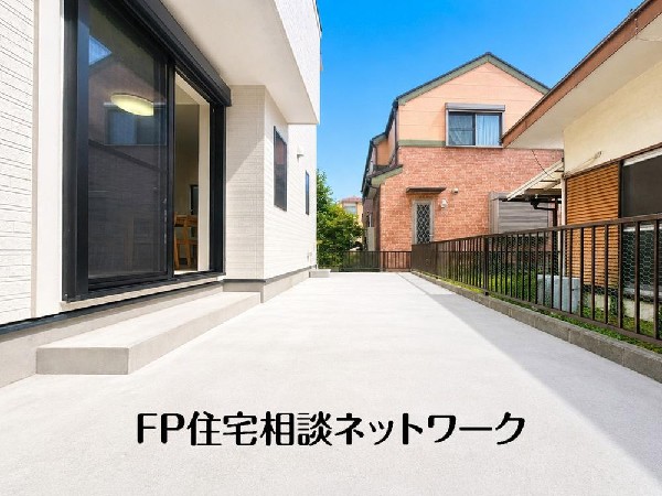 外観:たっぷりの陽射しと心地よい風が通り抜ける家。駅にも近く、便利さと落ち着きを兼ね備えた快適な生活がここにあります。