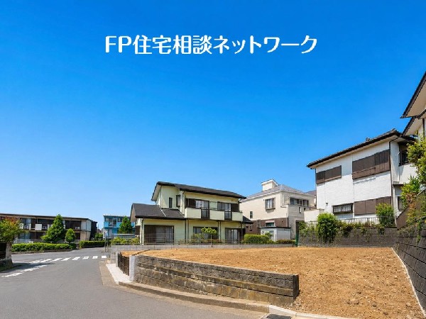 外観:良好な住環境が保たれたエリア。低層の一戸建を中心とした街並みが整然と続き周辺は高い建物が建っておらず、採光や開放性に恵まれ、空が広く緑の多い閑静な趣を感じる環境です。