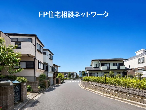 外観:四季を通じて自然と触れ合えるスポットが周辺には盛りだくさん！お散歩やジョギング、週末のご家族での遊びに最適です。目の前に広がる開放感とゆとり、暮らしの夢を育む理想の住まいがここにはあります。
