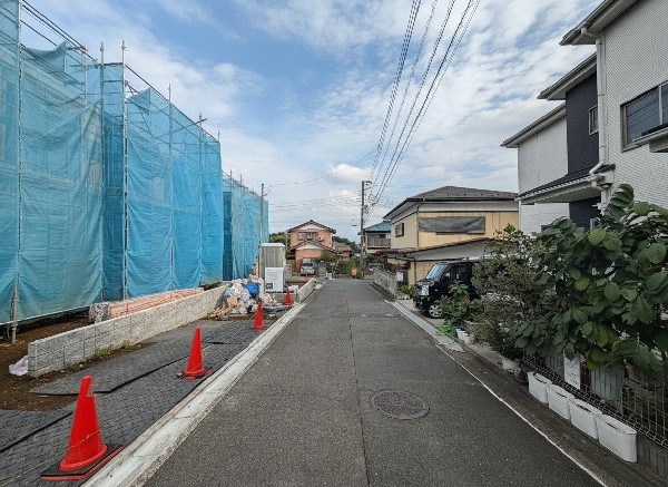 外観:前面道路は車通りの少ない道路