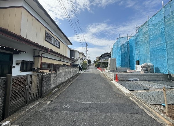 外観:道路からの段差はなくお車の出し入れが苦手な方も駐車しやすそうです