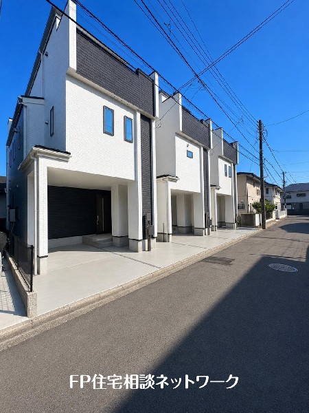 外観:前面道路は車通りの少ない道路。段差もなくお車の出し入れが苦手な方も駐車しやすそうです♪