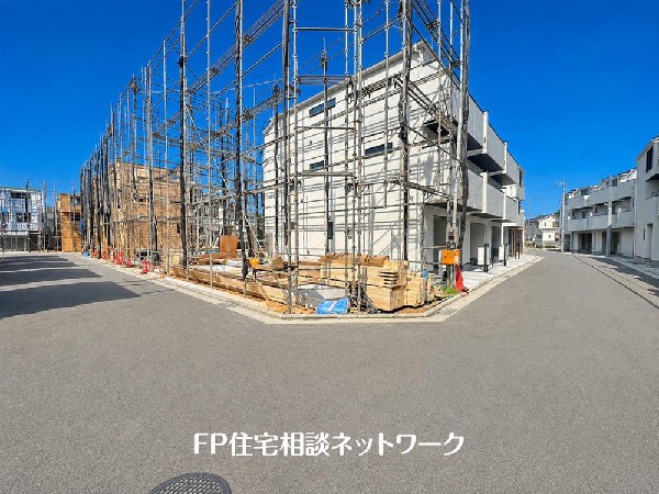 外観:四季を通じて自然と触れ合えるスポットが周辺には盛りだくさん！お散歩やジョギング、週末のご家族でのおでかけに最適です♪駅までも平坦なルートですので、自転車もラクラクご利用いただけます♪