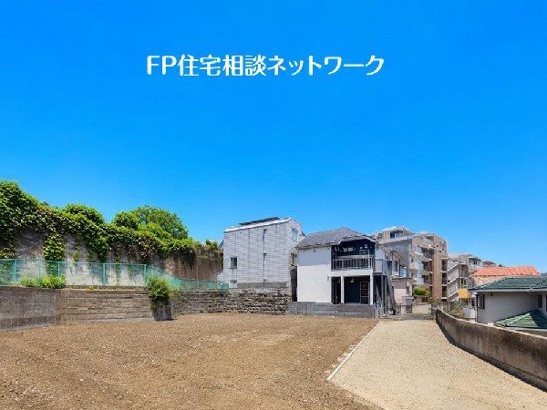 外観:四季の移ろいを身近に感じられる、穏やかな住宅街の一角。陽光と風に恵まれたこの場所は、品よく暮らしを紡ぐための理想的な舞台です。