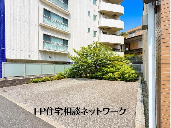 外観:やわらかな陽射しと心地よい風がめぐる住まい。駅から徒歩圏の便利さと、穏やかな静けさが調和した、心からくつろげる場所です。