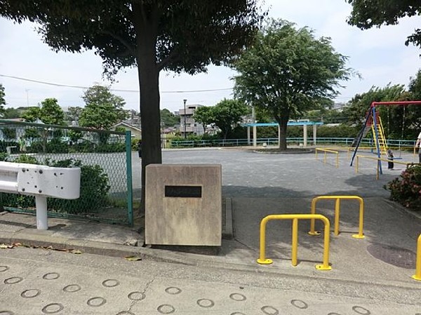 周辺環境:瀬戸ヶ谷町第三公園(瀬戸ヶ谷町第三公園まで700m)