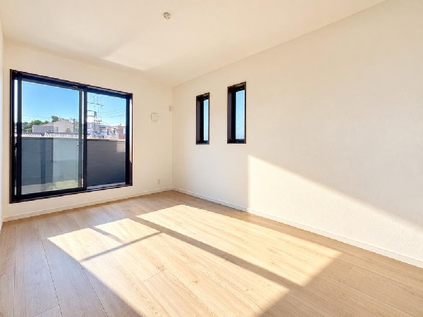 光が沢山取り込める大きな窓。日差しを長時間受ける事が出来る暖かいお部屋です。もちろんペアガラスなので、遮音性に優れ、結露も発生しにくい構造。サッシ周りのカビが発生しにくくなりますね。