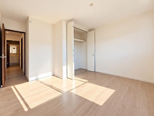 日差しを長時間受ける事が出来る暖かいお部屋です。もちろんペアガラスなので、遮音性にも優れ結露も発生しにくい構造。サッシ周りのカビが発生しにくくなりますね。