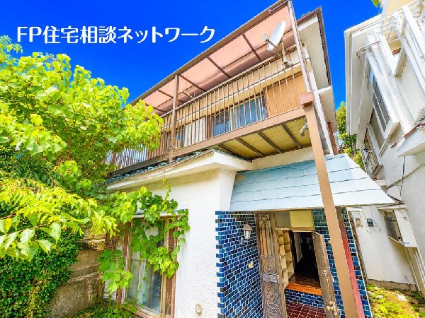 外観:良好な住環境が保たれたエリア。低層の一戸建を中心とした街並みが整然と続き周辺は高い建物が建っておらず、採光や開放性に恵まれ、空が広く緑の多い閑静な趣を感じる環境です。