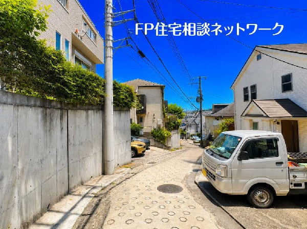 外観:前面道路は、住宅地のため車通りが少なく、静かな環境です。お車の出し入れが苦手なママや小さなお子様にも安心ですね。