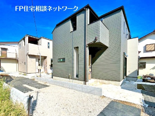 外観:≪売主施工例≫  売主にて建築施工時の例のため、お客様が建築される際の建物とは、外壁、屋根開口部等の形状・仕様が異なります。