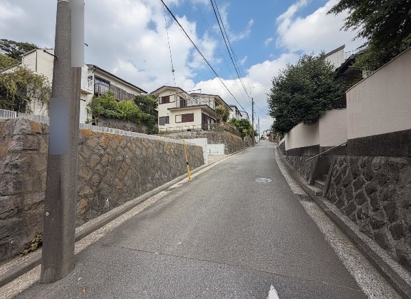 外観:落ち着きある住宅街、一種低層住居専用地域内に位置しています。