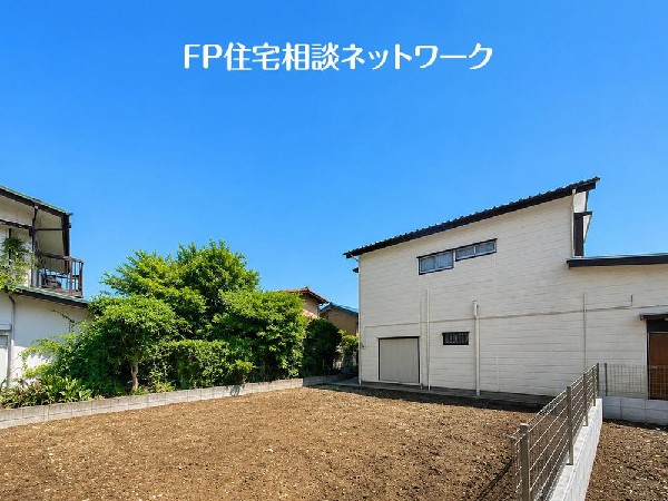 外観:たっぷりの陽射しと爽やかな風に包まれる、恵まれた住環境。静穏な街並みのなかで、穏やかに時を重ねる暮らしを描ける邸宅です。