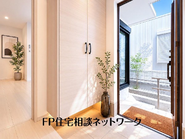 外観:気持ちの良い一日の始まりは笑顔でスタートしたいですよね。玄関ホールがスッキリ広々としていると帰る時も出ていく時も気持ちが良いものです！