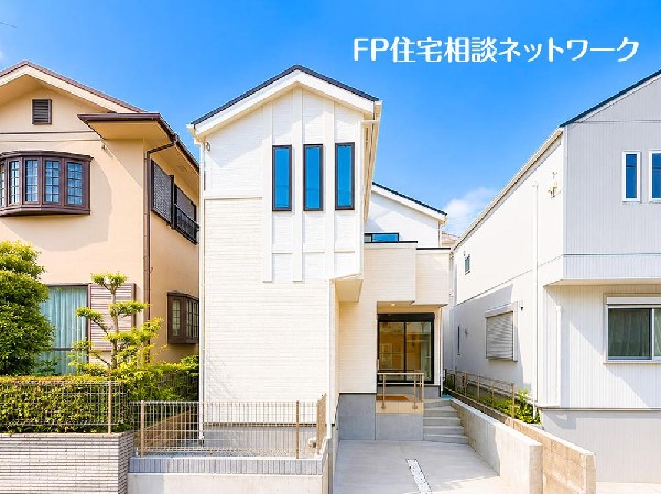 外観:開放感のある現地で、前面道路よりも少し高くなっておりますので、プライベート感も保たれます！高くなっている分、日当りや風通しも良く快適な生活が待っています！