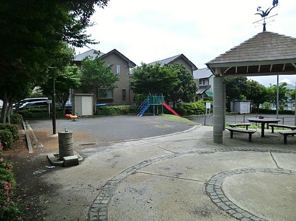 周辺環境:仲町台ひぐらし公園(仲町台ひぐらし公園まで850m)