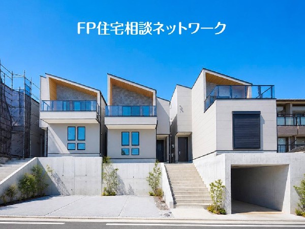 外観:開放感のある現地で、前面道路よりも少し高くなっておりますので、プライベート感も保たれます！高くなっている分、日当りや風通しも良く快適な生活が待っています！