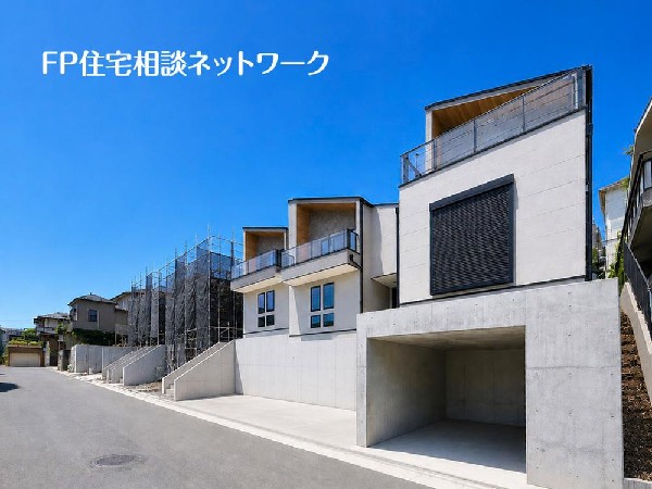 外観:四季を通じて自然と触れ合えるスポットが周辺には盛りだくさん！お散歩やジョギング、週末のご家族での遊びに最適です。目の前に広がる開放感とゆとり、暮らしの夢を育む理想の住まいがここにはあります。