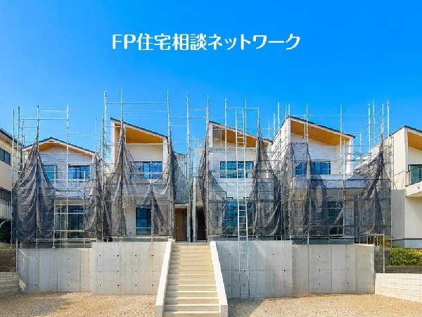 外観:良好な住環境が保たれたエリア。低層の一戸建を中心とした街並みが整然と続き周辺は高い建物が建っておらず、採光や開放性に恵まれ、空が広く緑の多い閑静な趣を感じる環境です。