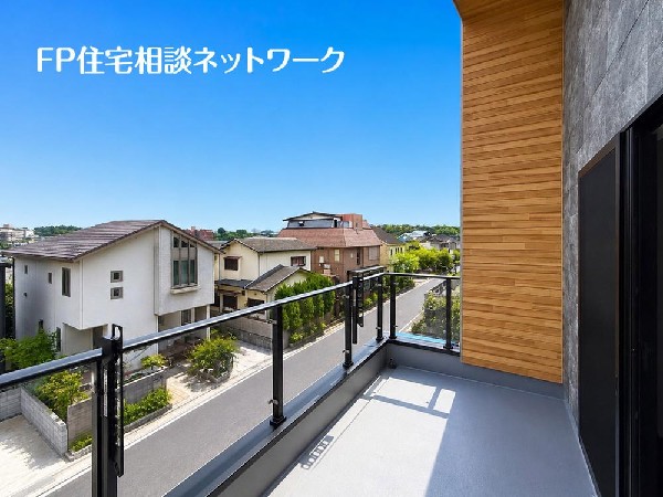 開放的なバルコニーは太陽の温かな温もりをめいっぱい受け止めてくれます。太陽の光と爽やかな風を受けたお洗濯物はあっという間に乾き、取りこむ時には太陽の匂いを感じられそうですね。
