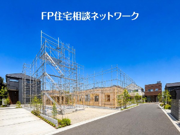 外観:やわらかな陽光と心地よい風に恵まれた現地。駅徒歩圏の利便性を備えながら、穏やかな街並みに調和する、上質な暮らしの舞台です。
