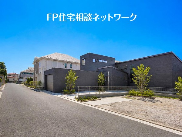 外観:たっぷりの陽射しと爽やかな風に包まれる、恵まれた住環境。静穏な街並みのなかで、穏やかに時を重ねる暮らしを描ける土地です。