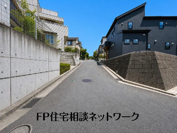 外観:たっぷりの陽射しと心地よい風が通り抜ける家。駅にも近く、便利さと落ち着きを兼ね備えた快適な生活がここにあります。