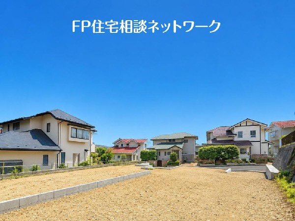 外観:良好な住環境が保たれたエリア。低層の一戸建を中心とした街並みが整然と続き周辺は高い建物が建っておらず、採光や開放性に恵まれ、空が広く緑の多い閑静な趣を感じる環境です。