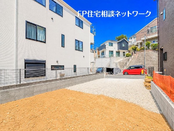 外観:多彩な商業施設で賑わう「東戸塚駅」までほぼフラットアプローチ♪。暮らしやすさが揃うこの地に、空に向かって伸びやかに建つスタイリッシュな3階建の邸宅が誕生します。
