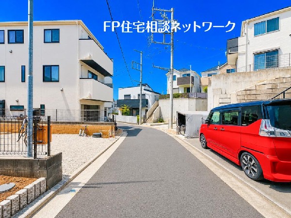 外観:閑静な車通りの少ない道路。お車の出し入れが苦手なママや小さなお子様にも安心ですね。車のすれ違いも問題なくできるので、ストレスなく運転できます！