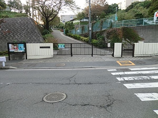 周辺環境:横浜市立芹が谷中学校