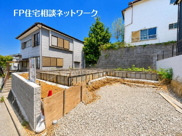 外観:開放感のある現地で、前面道路よりも少し高くなっておりますので、プライベート感も保たれます！高くなっている分、日当りや風通しも良く快適な生活が待っています！