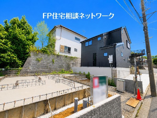 外観:良好な住環境が保たれたエリア。低層の一戸建を中心とした街並みが整然と続き周辺は高い建物が建っておらず、採光や開放性に恵まれ、空が広く緑の多い閑静な趣を感じる環境です。