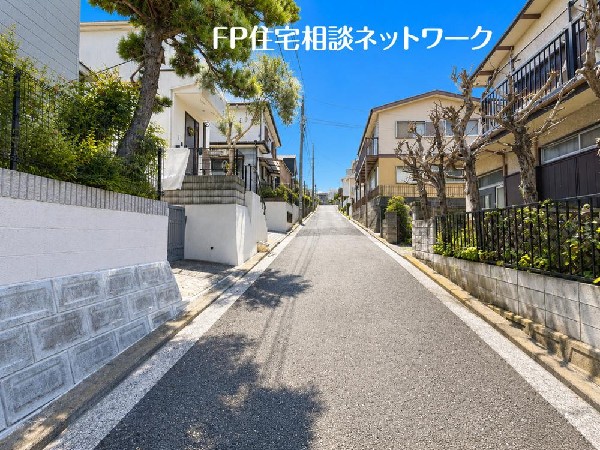 外観:閑静な車通りの少ない道路。お車の出し入れが苦手なママや小さなお子様にも安心ですね。車のすれ違いも問題なくできるので、ストレスなく運転できます！