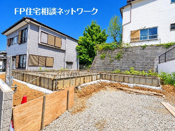 外観:四季を通じて自然と触れ合えるスポットが周辺には盛りだくさん！お散歩やジョギング、週末のご家族での遊びに最適です。目の前に広がる開放感とゆとり、暮らしの夢を育む理想の住まいがここにはあります。