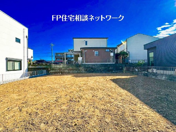 外観:間口が広く日当り良好！ガーデニングも楽しめる敷地の広さが魅力的です。暮らしに潤いと癒しをもたらすお庭は、ひとつひとつの樹木、花達の変化に目が届き、家族の会話にも花が咲きます。